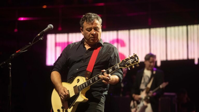 Manic Street Preachers dekker The Cure pÃ¥ konserten i London
    

