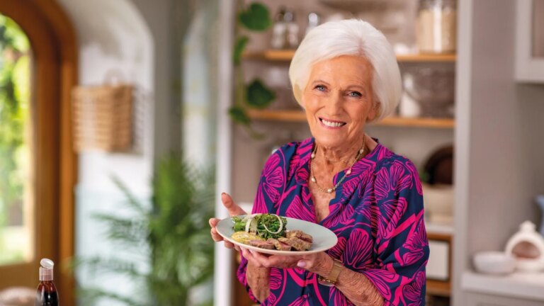 Mary Berry om Ã¥ overvinne tap og skrive en hagebok pÃ¥ 91 Ã¥r
    


