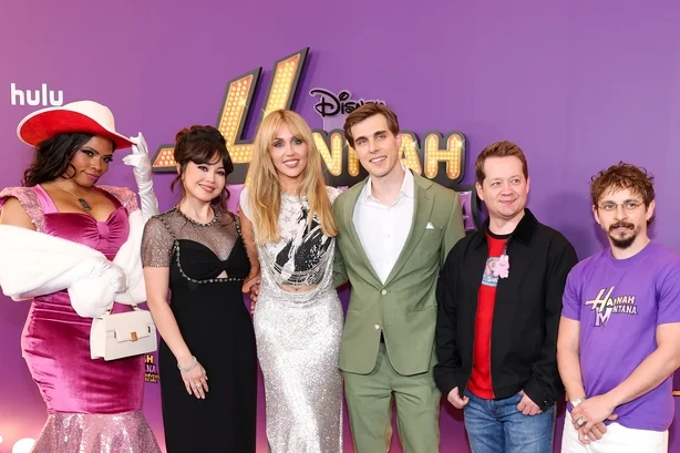 LOS ANGELES, CALIFORNIA – 23. MARS: (LR) Shanica Knowles, Anna Maria Perez de Tagle, Miley Cyrus, Cody Linley, Jason Earles og Moisés Arias deltar på verdenspremieren til Disney+ "Hannah Montana 20-årsjubileumsspesial" på El Capitan Theatre 23. mars 2026 i Los Angeles, California. (Foto av