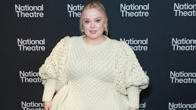Nicola Coughlan skuffet folk snakker om vekten hennes
    

