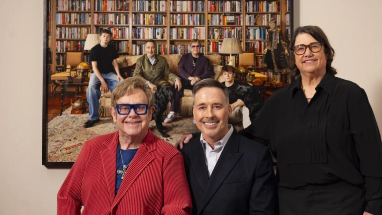 Portrett av Elton John og familie vises i London
    

