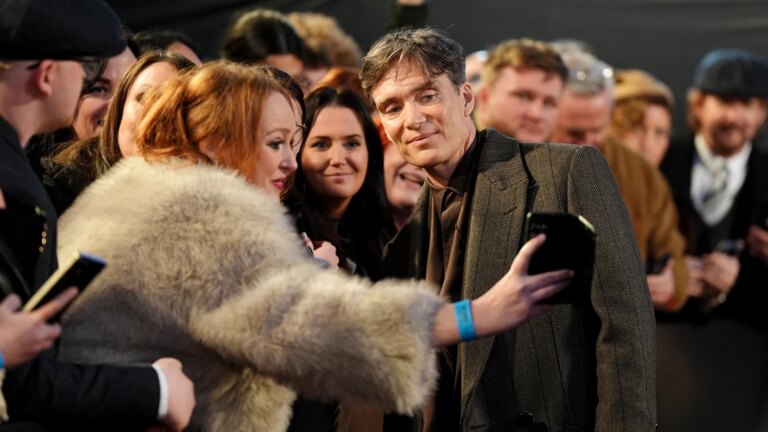 Trikk oppkalt etter Peaky Blinders-skribenten Steven Knight mens fans samles til premiere
    

