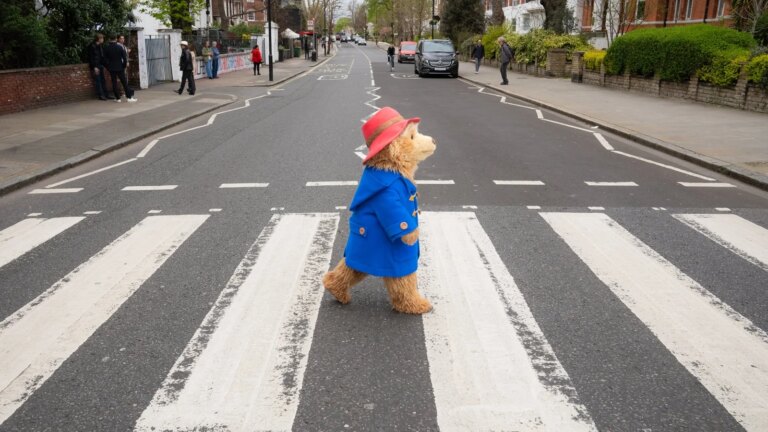 Paddington sett ved Beatles landemerke Abbey Road
    

