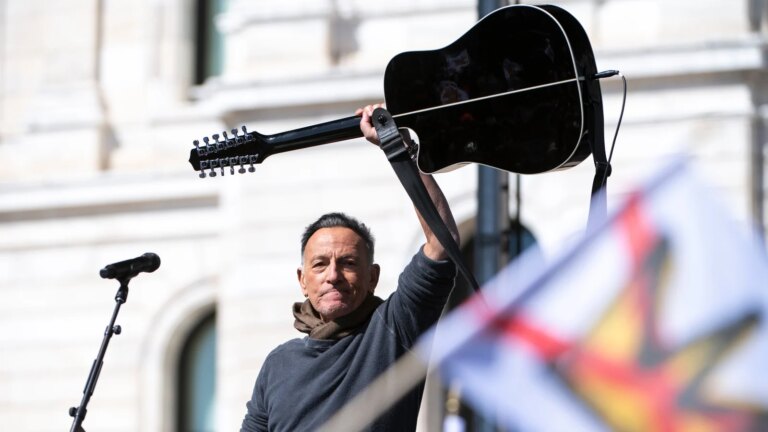 Trump oppfordrer Springsteen til boikott i innlegg pÃ¥ sosiale medier
    

