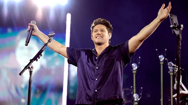 Niall Horan opptrer på scenen under TikTok In The Mix på Sloan Park 10. desember 2023 i Mesa, Arizona. (Foto av Rich Fury/Getty Images for TikTok)