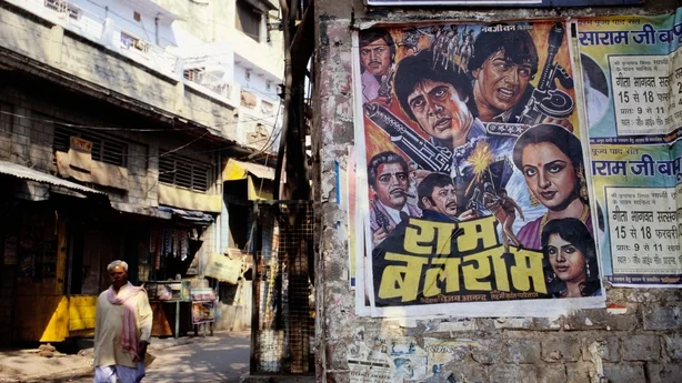 En plakat annonserer en Bollywood-film pÃ¥ en basar nÃ¦r Jami Masjid i Agra