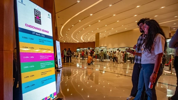 BesÃ¸kende ser pÃ¥ informasjonsskjermen for timeplanen for arrangementer under International Film Festival Delhi (IFFD) 2026. (Foto av Pradeep Gaur/SOPA Images/LightRocket via Getty Images)