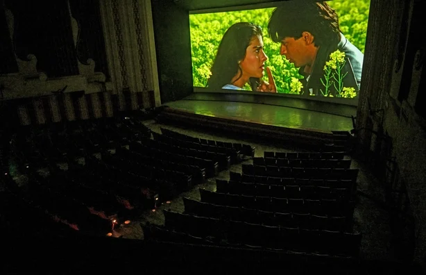 En ikonisk scene sees under visningen av den populÃ¦re Bollywood Hindi-filmen Dilwale Dulhania Le Jayenge (The Brave-hearted Will Take the Bride Away) pÃ¥ Maratha Mandir teater i Mumbai, 17. oktober 2025. (Foto: Indranil MUKHERJEE / AFP)