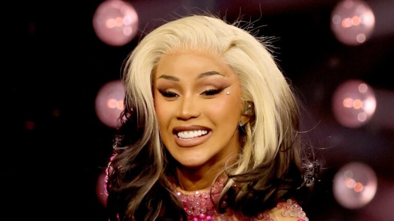 Cardi B hevder hun ble rammet av kredittkortsvindel
    

