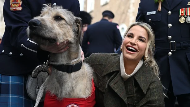 Grand Marshall Vogue Williams poserer med ulvehunden Murlough under Dublins St Patrick's Day Parade 