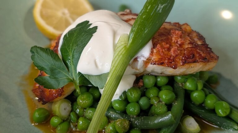 Derry Clarkes asparges, spinat og erterisotto, posjert egg og parmesan
    

