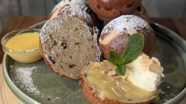 Kake med fersken, bringebær og krem