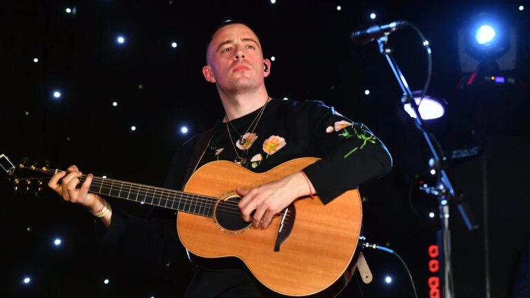 Dermot Kennedy scorer tredje irske og britiske nummer 1 album
    

