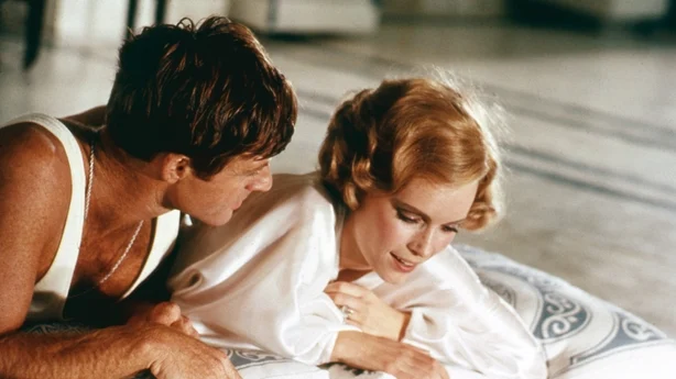 Robert Redford som Jay Gatsby og Mia Farrow som Daisy Buchanan i filmen The Great Gatsby, 1974
