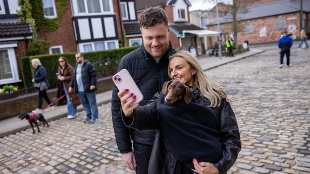 Ryan Mason og Danielle Roche med hunden deres, Max, pÃ¥ brosteinene i Coronation Street i Manchester. Foto: James Speakman/PA Media Assignments 