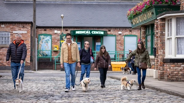 Hundeluftere pÃ¥ Coronation Street-brosteinene i Manchester. Foto: James Speakman/PA Media Assignments