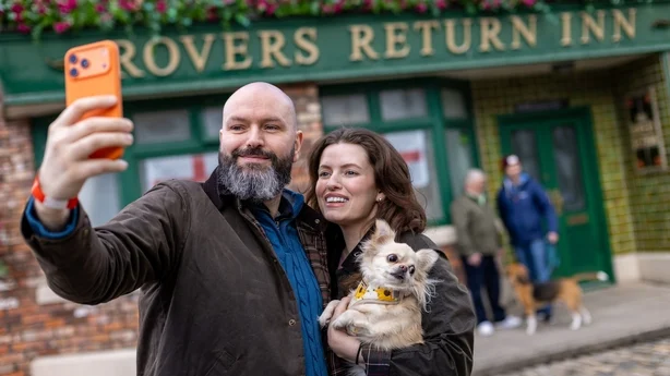 Jack og Francesca Sneath med hunden Dollie, en Chihuahua, pÃ¥ brosteinene i Coronation Street i Manchester. Foto: James Speakman/PA Media Assignments