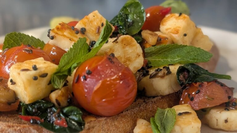 Arun Kapils varme honning halloumi & panch phoron tomater: I dag
    

