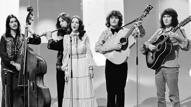 Den rish tradisjonelle/folkegruppen Clannad fremfÃ¸rer 'An PhÃ¡irc' i den niende nasjonale sangkonkurransen, konkurransen om Ã¥ velge en sang som skal representere Irland i Eurovision Song Contest, under en generalprÃ¸ve i RTÃ‰ Televisions Studio 1 25. februar 1973. Sangeren MÃ¡ire NÃ­ BhraonÃ¡in (Moya Brennan) er i 