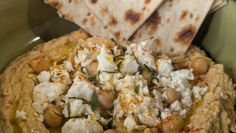 Kev Ahernes ildstekt rÃ¸d pepper hummus med urtefeta & flatbrÃ¸d
    

