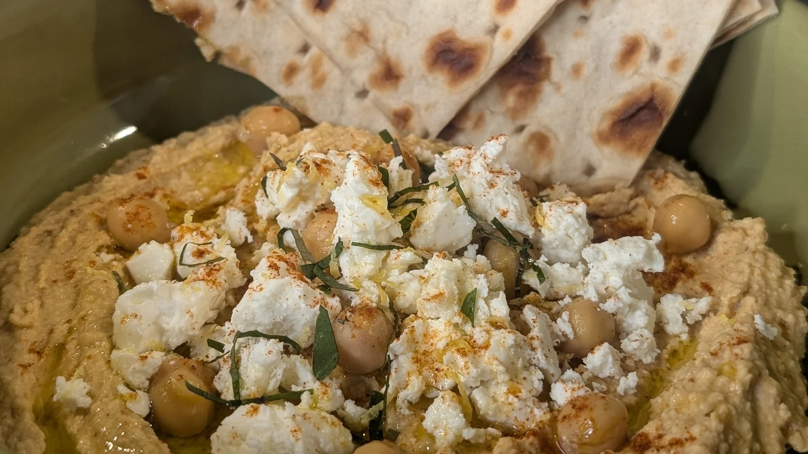 Kev Ahernes ildstekt rød pepper hummus med urtefeta & flatbrød