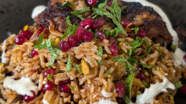 Eunice Power sin baharat og rose harissa kylling med krydret ris og tahini
