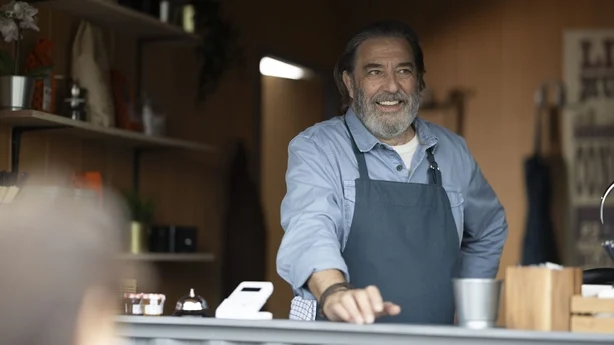 CiarÃ¡n Hinds smiler som Tom i The Dry