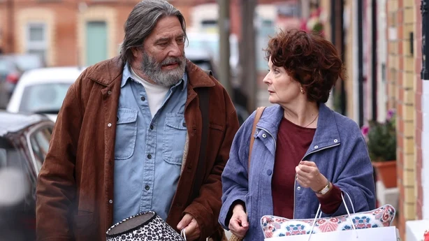 CiarÃ¡n Hinds som Tom og Pom Boyd som Bernie i The Dry