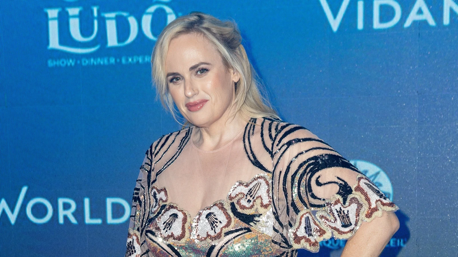 Rebel Wilson mÃ¸ter i retten i Ã¦rekrenkelsessak