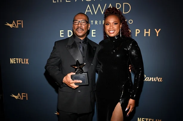 Eddie Murphy og Jennifer Hudson deltar pÃ¥ den 51. AFI Life Achievement Award: A Tribute To Eddie Murphy pÃ¥ Dolby Theatre 18. april 2026 i Hollywood, California. (Foto av Michael Kovac/Getty Images for AFI)