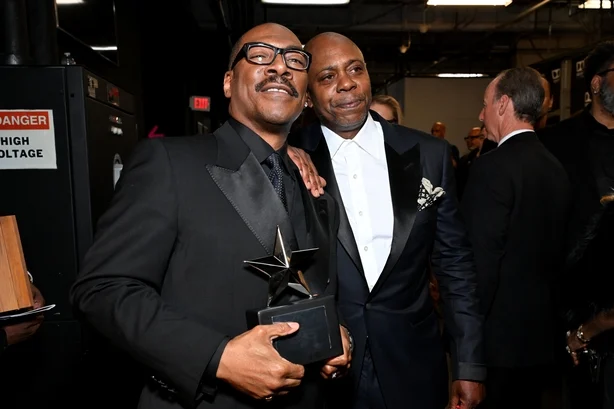 (LR) Eddie Murphy og Dave Chappelle deltar pÃ¥ den 51. AFI Life Achievement Award: A Tribute To Eddie Murphy pÃ¥ Dolby Theatre 18. april 2026 i Hollywood, California. (Foto av Michael Kovac/Getty Images for AFI)