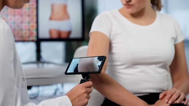 Hudlege bruker datateknologi for å diagnostisere hudsykdommer hos kvinner
