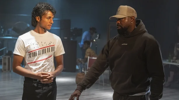 Jaafar Jackson som Michael Jackson og regissÃ¸r Antoine Fuqua i Michael. Fotokreditt: Glen Wilson/Lionsgate
