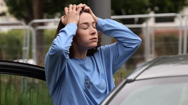 Caroline (SiobhÃ¡n Cullen) er pÃ¥ slutten i The Dry