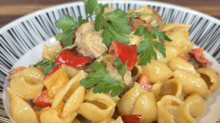 Paul Flynns orecchiette med pølsekjøttboller, pepperkrem og timian
    

