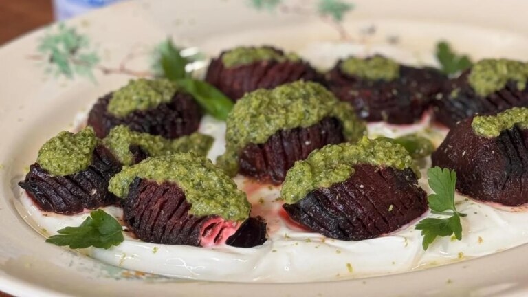 Eunice Power sin hasselback rødbeter med salsa verde og ingefær-lime smør
    

