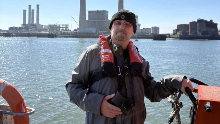 Wonder North Wall: Oasis-gitarist Bonehead tar en omvisning i Dublin Port
    

