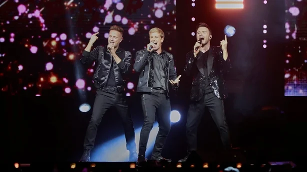 Nicky Byrne, Shane Filan og Kian Egan fra Westlife opptrer på scenen