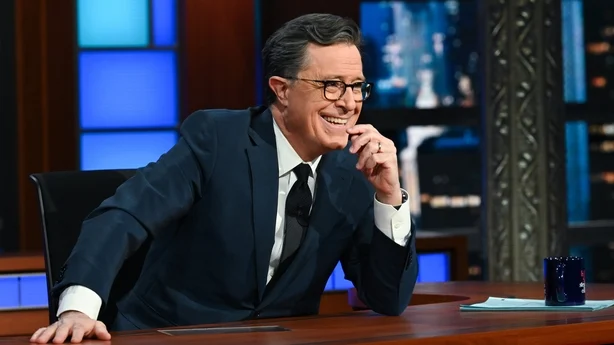 Stephen Colbert presenterer The Late Show 28. februar 2022