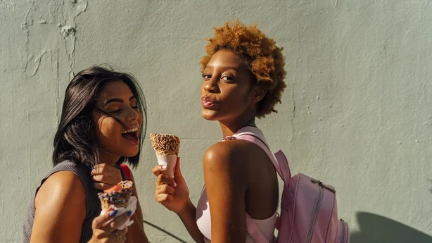 To husmenn som gladelig spiser is