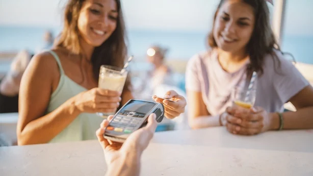Venner kjøper drinker på en bar