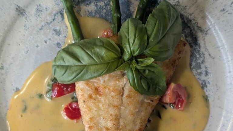 Scarlett & Tamsin Allens pannestekt fisk med tomat og basilikum hollandaise: I dag
    

