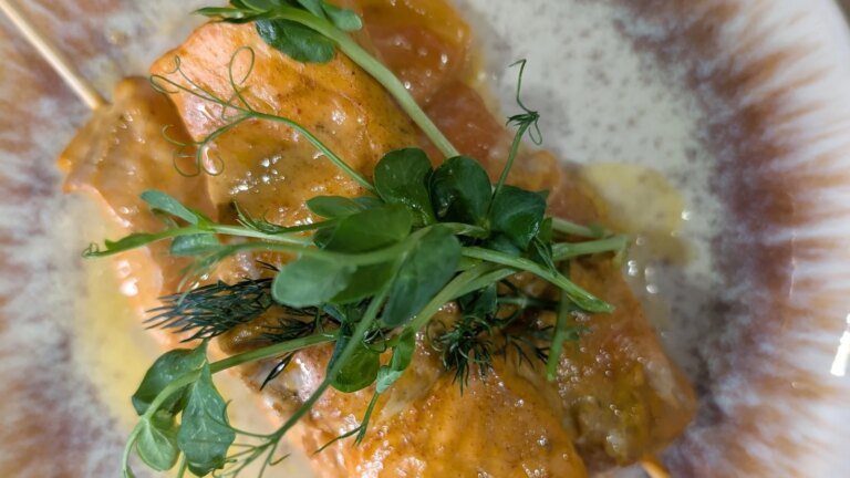 Aisling Larkins tikka laks med kremet agurk- og reddiksalat med juvelris
    

