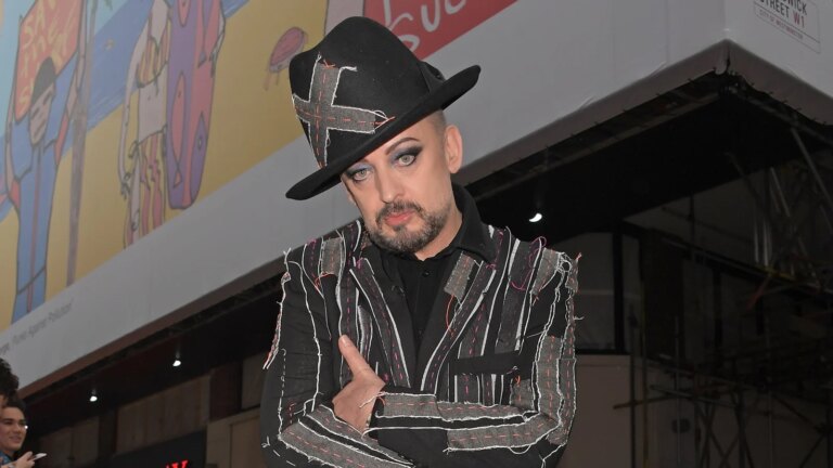 Boy George for Ã¥ lage en utstilling av seg selv i Newbridge
    

