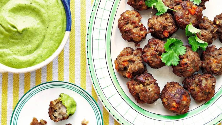 Brin Pirathapans pÃ¸lsepakoras med mango og korianderchutney
    

