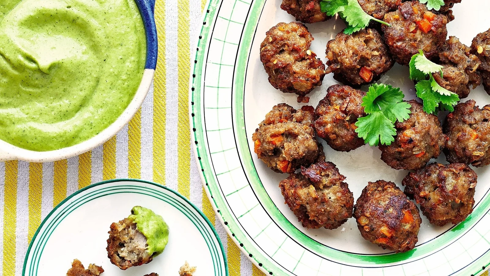 Brin Pirathapans pølsepakoras med mango og korianderchutney