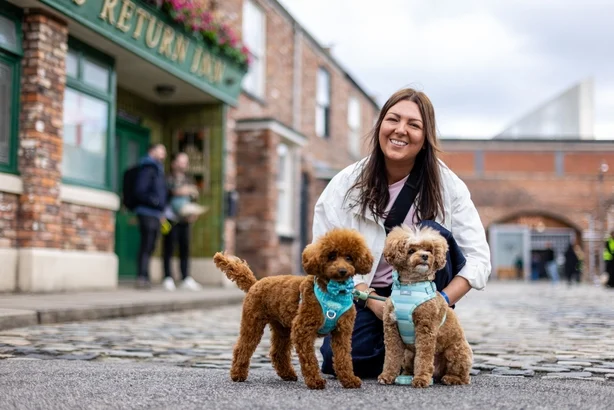 Annie Palmas med hundene Joey og Jessie, pÃ¥ brosteinene i Coronation Street i Manchester. Foto: James Speakman/PA Media Assignments