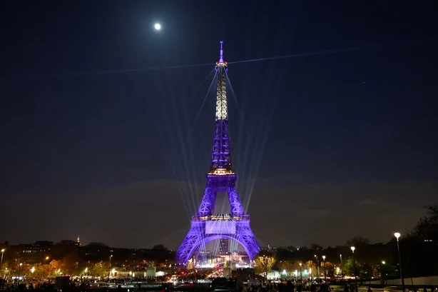 PARIS, FRANKRIKE â€“ 30. MARS: EiffeltÃ¥rnet er opplyst for Celine Dion 30. mars 2026 i Paris, Frankrike. Celine Dion forventes Ã¥ fremfÃ¸re en rekke comeback-konserter pÃ¥ Live Nations La DÃ©fense Arena i Paris denne hÃ¸sten. Hun vil gi to konserter hver uke i september og oktober kl 