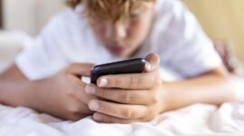 Tips for å hjelpe tenåringer med å takle uttak fra sosiale medier