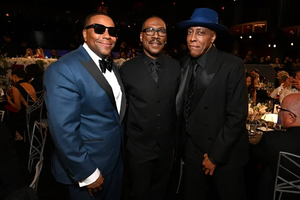 (LR) Kenan Thompson, Eddie Murphy og Arsenio Hall deltar pÃ¥ den 51. AFI Life Achievement Award: A Tribute To Eddie Murphy pÃ¥ Dolby Theatre 18. april 2026 i Hollywood, California. (Foto av Michael Kovac/Getty Images for AFI)